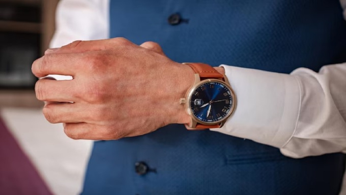 Analog blue dial hot sale men's watch